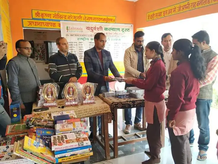 Stationery distribution, photo 8