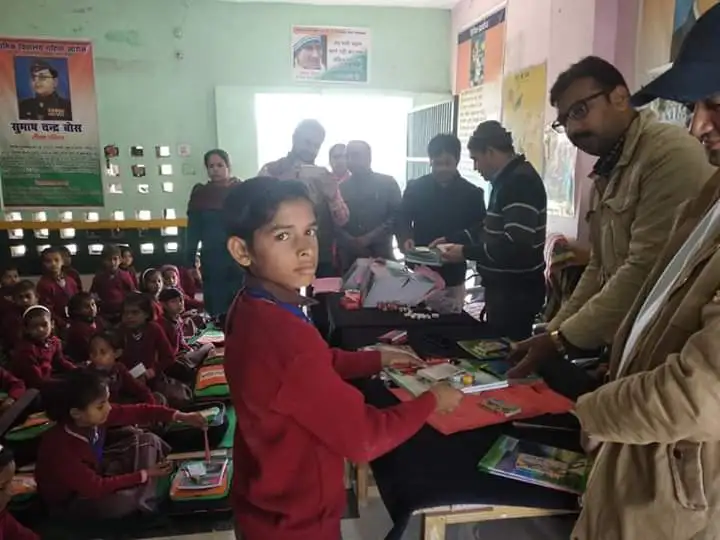 Stationery distribution, photo 11