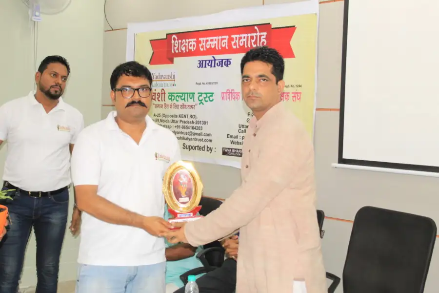 A teacher receives a memento at the Teachers Honour Ceremony