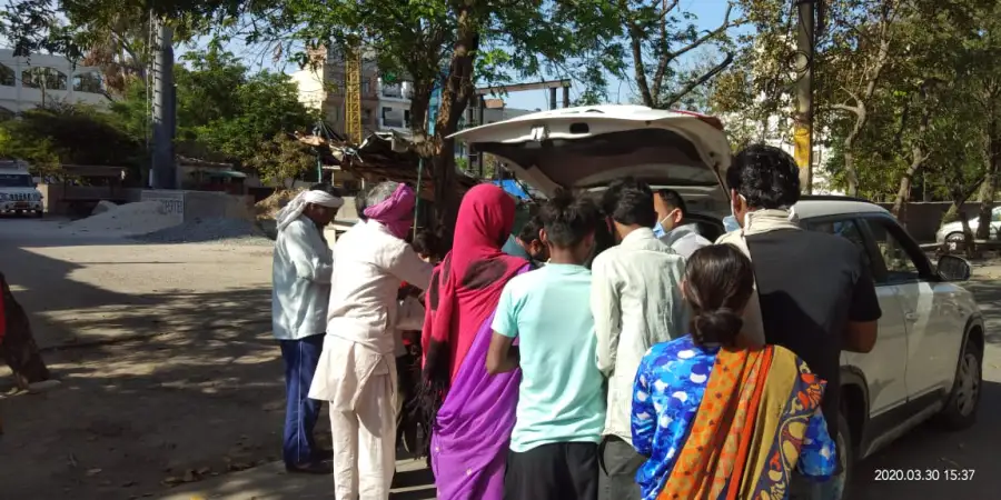 Volunteers distribute food in Delhi NCR during the 2020 lockdown