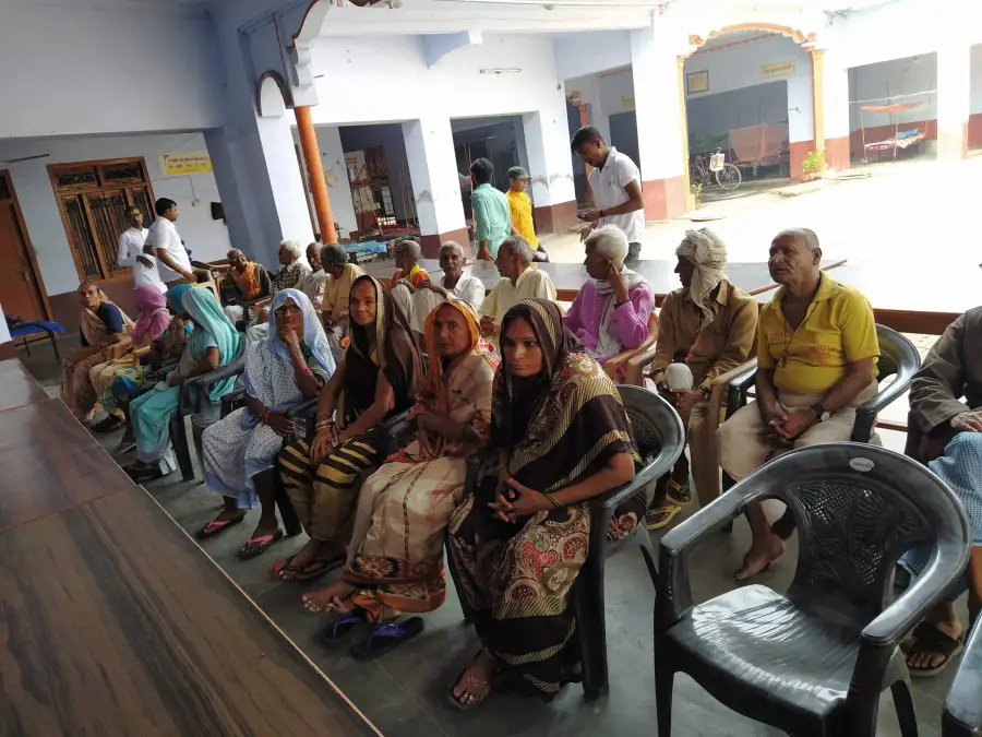 Elderly people wait for blankets, Etawah