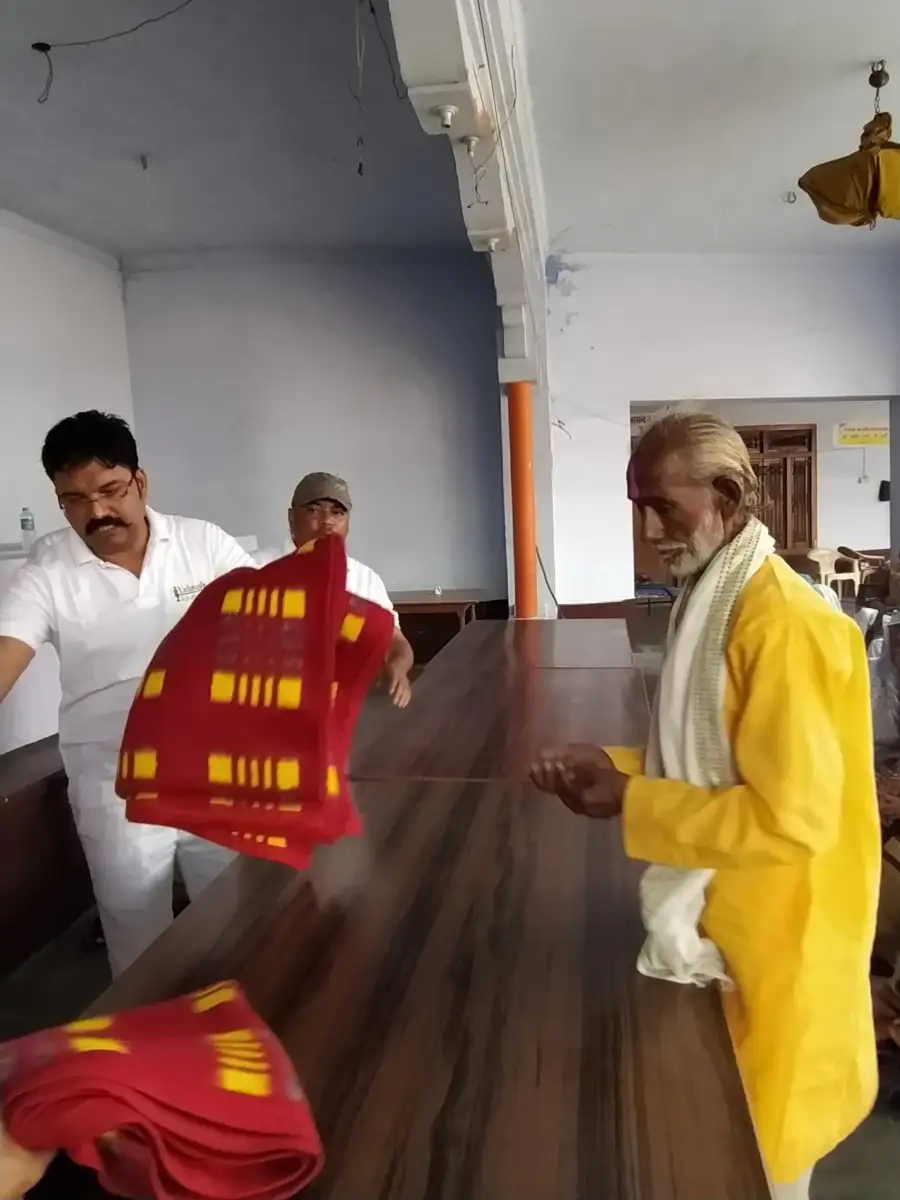 Blanket distribution, photo 4