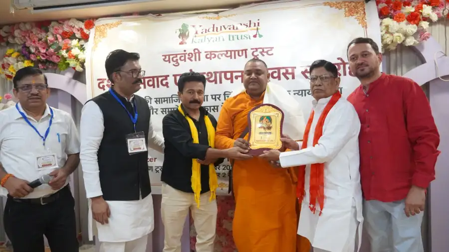A guest is presented with a memento and stole